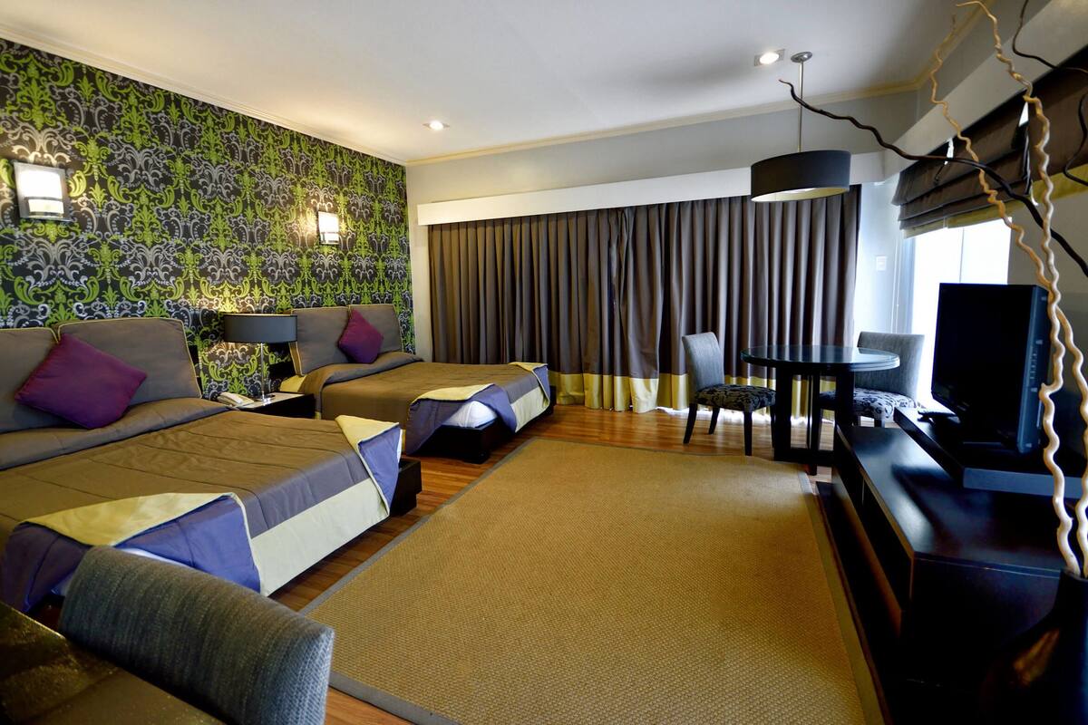 Deluxe Ocean Villa | Minibar, desk, rollaway beds