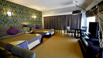 Deluxe Ocean Villa | Minibar, desk, rollaway beds