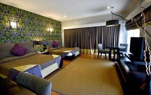 Deluxe Ocean Villa | Minibar, desk, rollaway beds