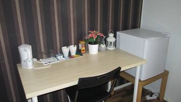 Twin Room | Desk, free cribs/infant beds, free WiFi