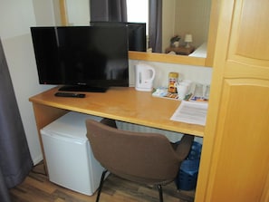 Chambre avec lits jumeaux | Bureau, lits bébé (gratuits), Wi-Fi gratuit