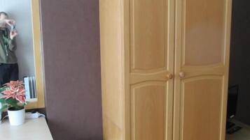 Desk, free cribs/infant beds, free WiFi