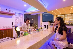 2 bars/lounges, 2 poolside bars