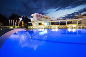 Inomhuspool och 3 utomhuspooler