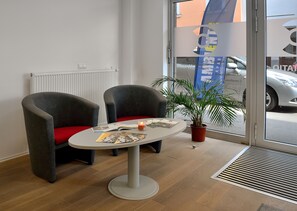 Coin salon dans le hall