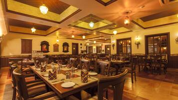 2 restaurants; breakfast, lunch, and dinner served