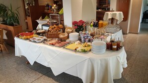 Ein reichhaltiges Buffet mit verschiedenen Speisen und Getränken.