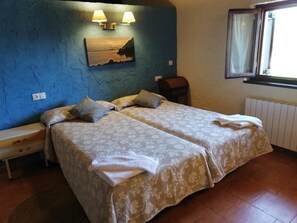 Blackout drapes, free WiFi, bed sheets - Eco Hotel Rural Angiz (Busturia)