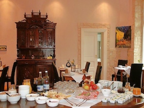 Daily continental breakfast (EUR 7.50 per person)