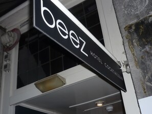 A hotel sign with the name 'beez' and 'hotel cocktair'. - Hotel Beez (Maastricht)