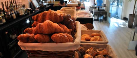 Frokostbuffé hver dag (EUR 12.50 per person)