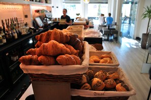Desayuno buffet diario (EUR 12.50 por persona)