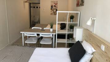 Habitación familiar | Escritorio, cunas, wifi gratis y ropa de cama