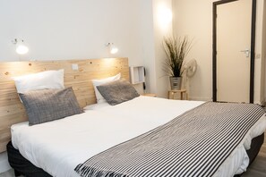 Escritorio, cunas, wifi gratis y ropa de cama