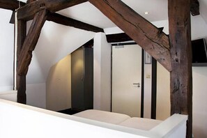 Desk, cribs/infant beds, free WiFi, bed sheets - Hotel Beez (Maastricht)