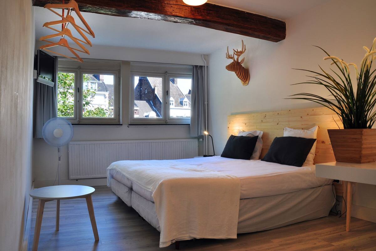 Comfort Double Room | Desk, cribs (surcharge), WiFi (free), bed sheets