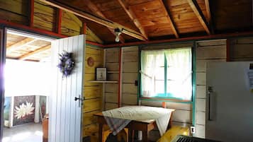 Traditional-Ferienhaus, 1 Doppelbett, Küche, Buchtblick (Waterfront Cottage 4) | Eigene Küche | Großer Kühlschrank, Mikrowelle, Herdplatte