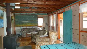 Traditional Cottage, 2 Bedrooms, Kitchen, Bay View (Waterfront Cottage 7) | Living area