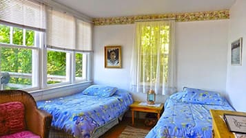 Traditional Cottage, 2 Bedrooms, Kitchen, Bay View (Waterfront Cottage 8, with 2 singles) | Individually decorated, individually furnished, bed sheets