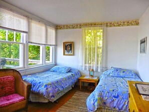 Traditional Cottage, 2 Bedrooms, Kitchen, Bay View (Waterfront Cottage 8, with 2 singles) | Individually decorated, individually furnished, bed sheets