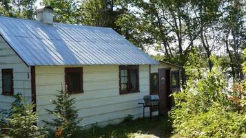 Traditional Cottage, 1 Bedroom, Kitchen, Bay View (Waterfront Cottage 1) | Terrace/patio