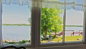 Chaumière traditionnelle, 2 chambres, cuisine, vue sur la baie (Waterfront Cottage 6 ) | Vue de la chambre