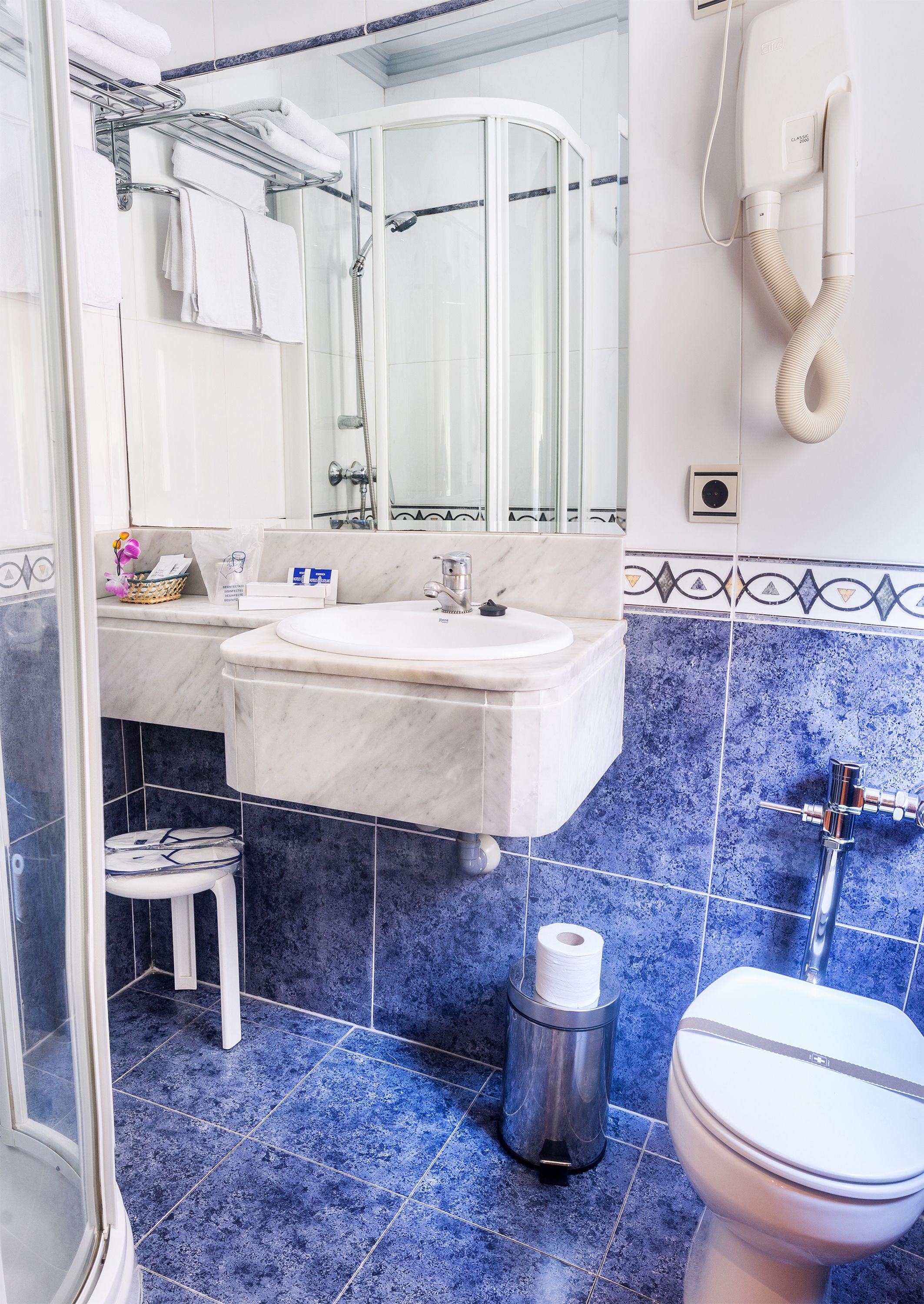 double room | bathroom | shower, free toiletries, hair dryer, towels