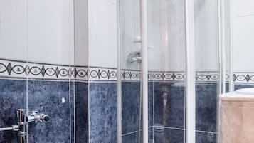 Ducha, artículos de tocador gratuitos, secador de pelo, toallas