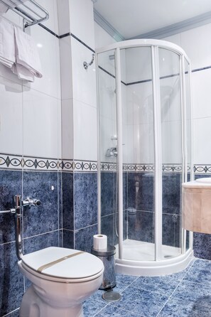 Kamar Triple | Kamar mandi | Shower, perlengkapan mandi gratis, pengering rambut, dan handuk