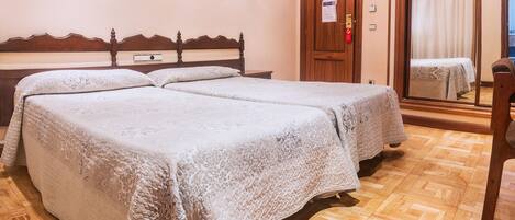 Peti besi dalam bilik, meja, langsir/tirai gelap terus, Wi-fi percuma