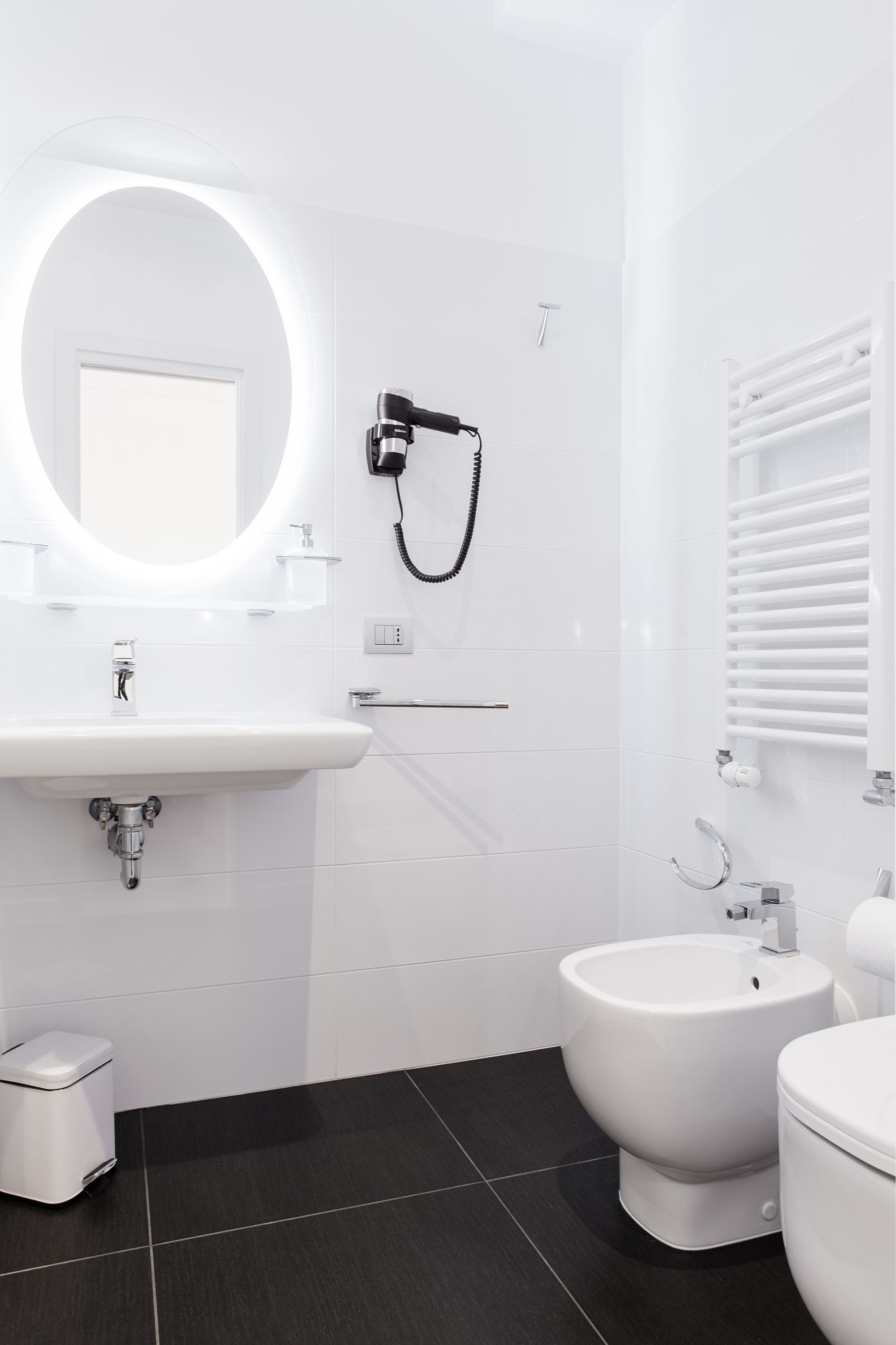 Standard Double Room | Bathroom | Shower, rainfall showerhead, free toiletries, hair dryer