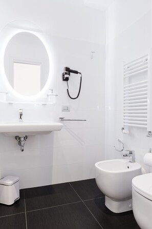 标准双人房 | 浴室 | 淋浴设施、大花洒淋浴喷头、免费洗浴用品、吹风机