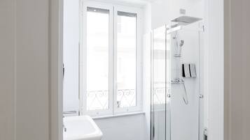 Camera familiare | Bagno | Doccia, soffione a pioggia, set di cortesia gratuito, asciugacapelli