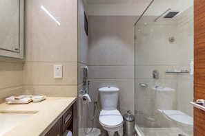 Luxury Room | Bathroom | Shower, free toiletries, hair dryer, bathrobes