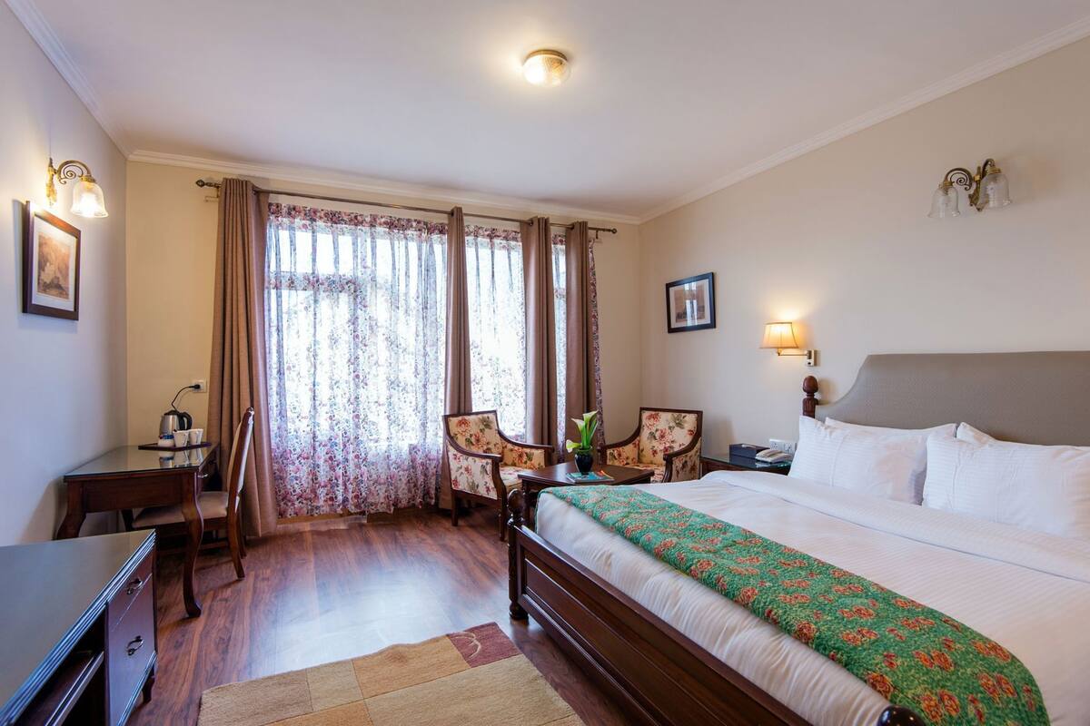 Minibar, coffres-forts dans les chambres, bureau