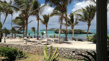 Privatstrand, weißer Sandstrand, Strandbar