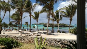 Playa privada, arena blanca, bar en la playa
