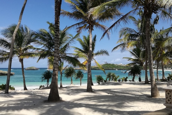 Private beach, white sand, beach bar