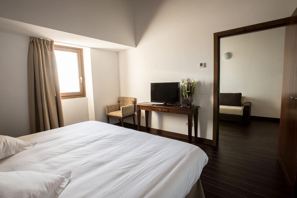 Junior suite | Een minibar, een kluis op de kamer, een bureau, gratis babybedden