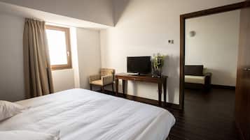 Junior suite | Een minibar, een kluis op de kamer, een bureau, gratis babybedden