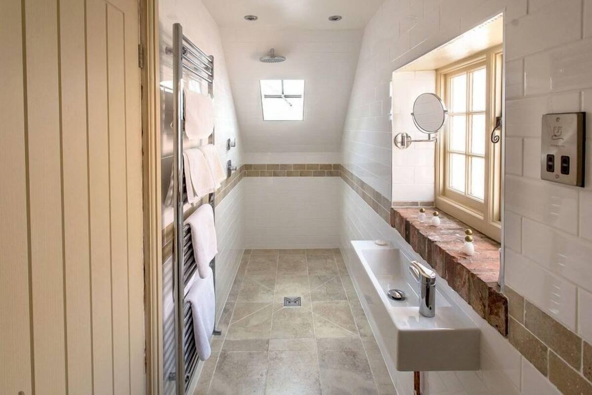 Chambre avec lits jumeaux, salle de bains attenante (Room 9 ) | Salle de bain