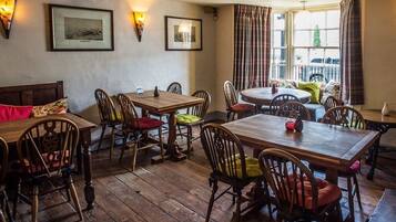 Bar (trong khuôn viên)