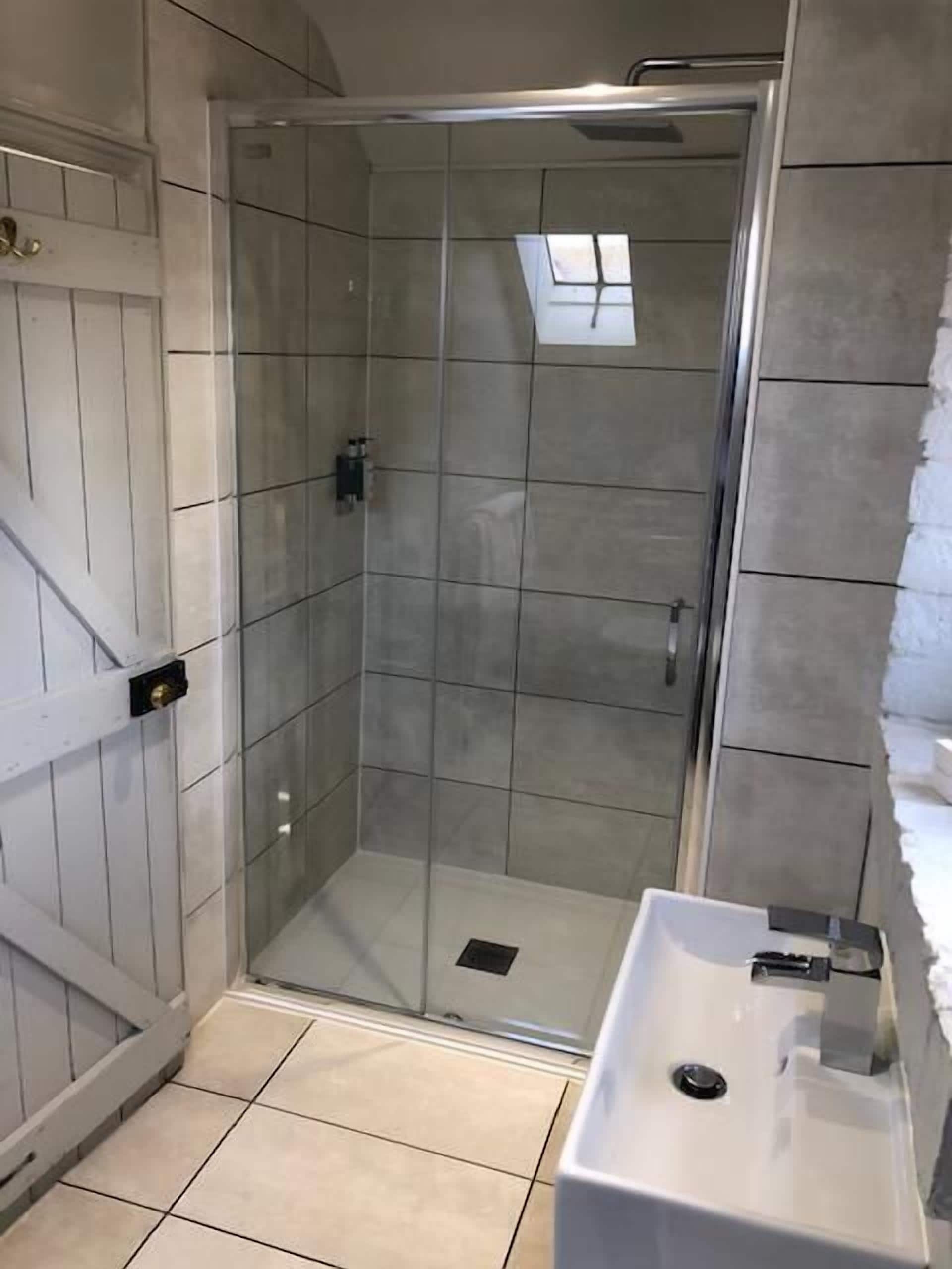 twin room, ensuite (room 9 ) | bathroom