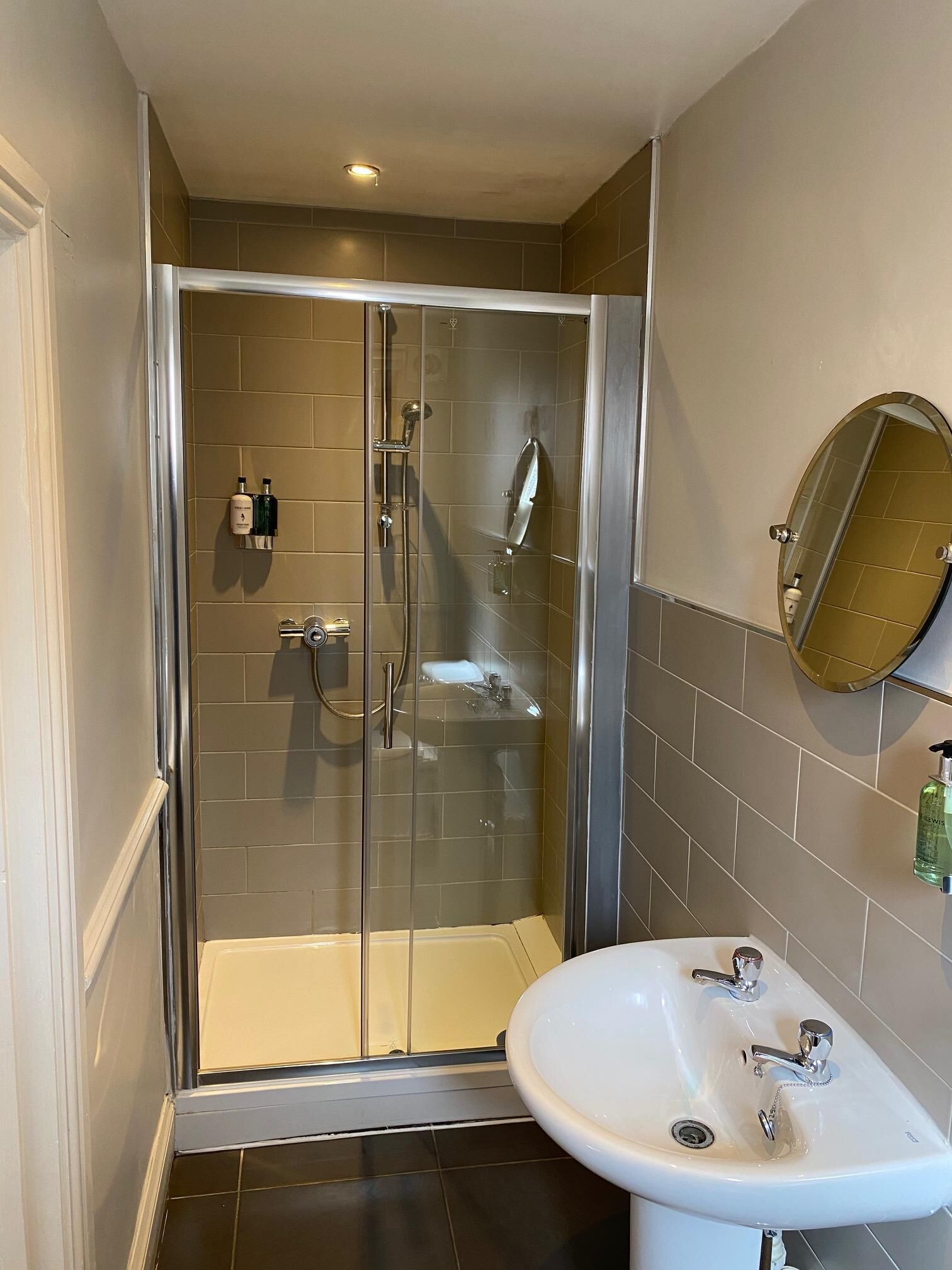 double room, ensuite (room 6) | bathroom