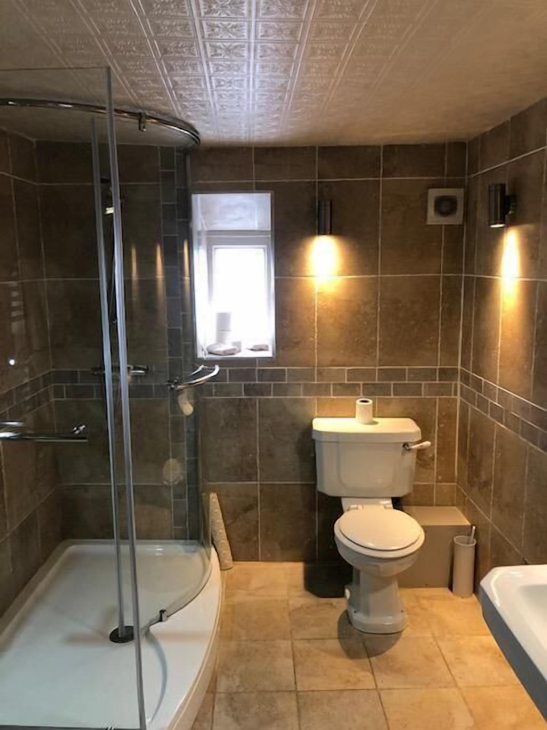 premier double room, ensuite (room 1) | bathroom