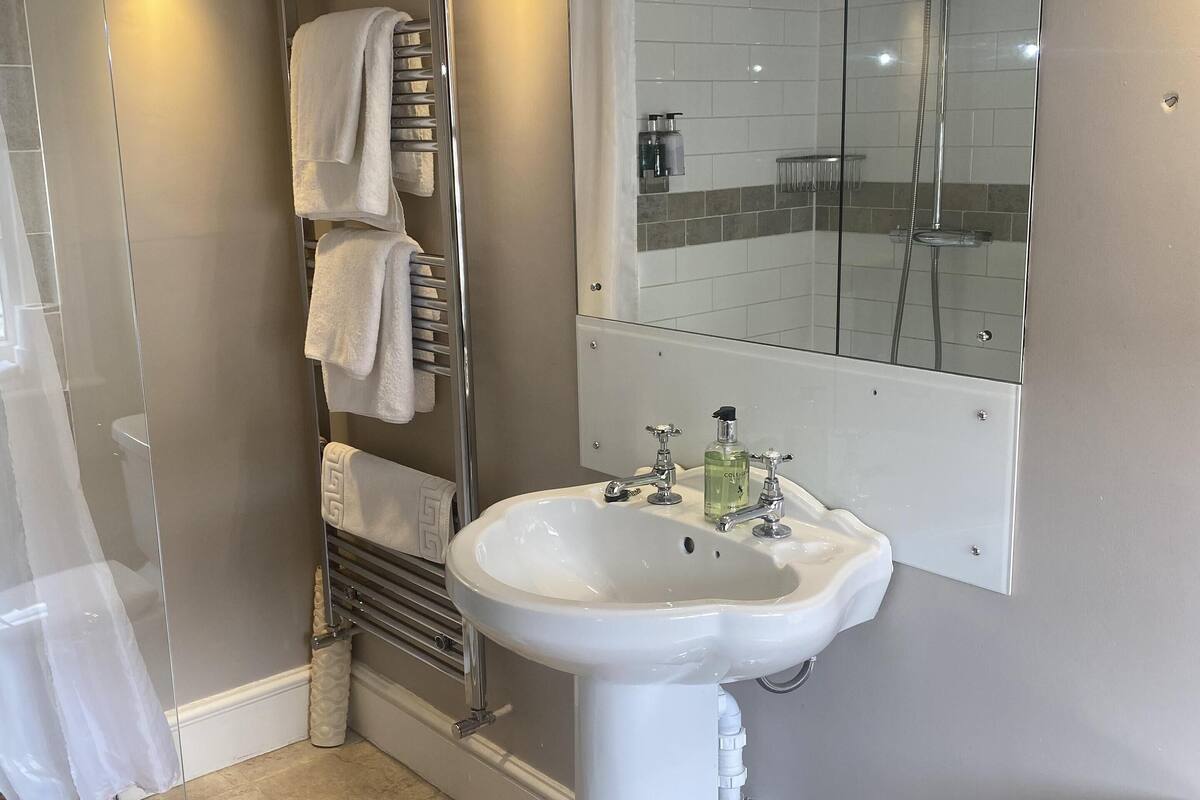 deluxe double room, ensuite (four poster - room 4) | bathroom