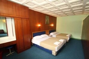 Familien-Vierbettzimmer | Schreibtisch, Bügeleisen/Bügelbrett, kostenloses WLAN