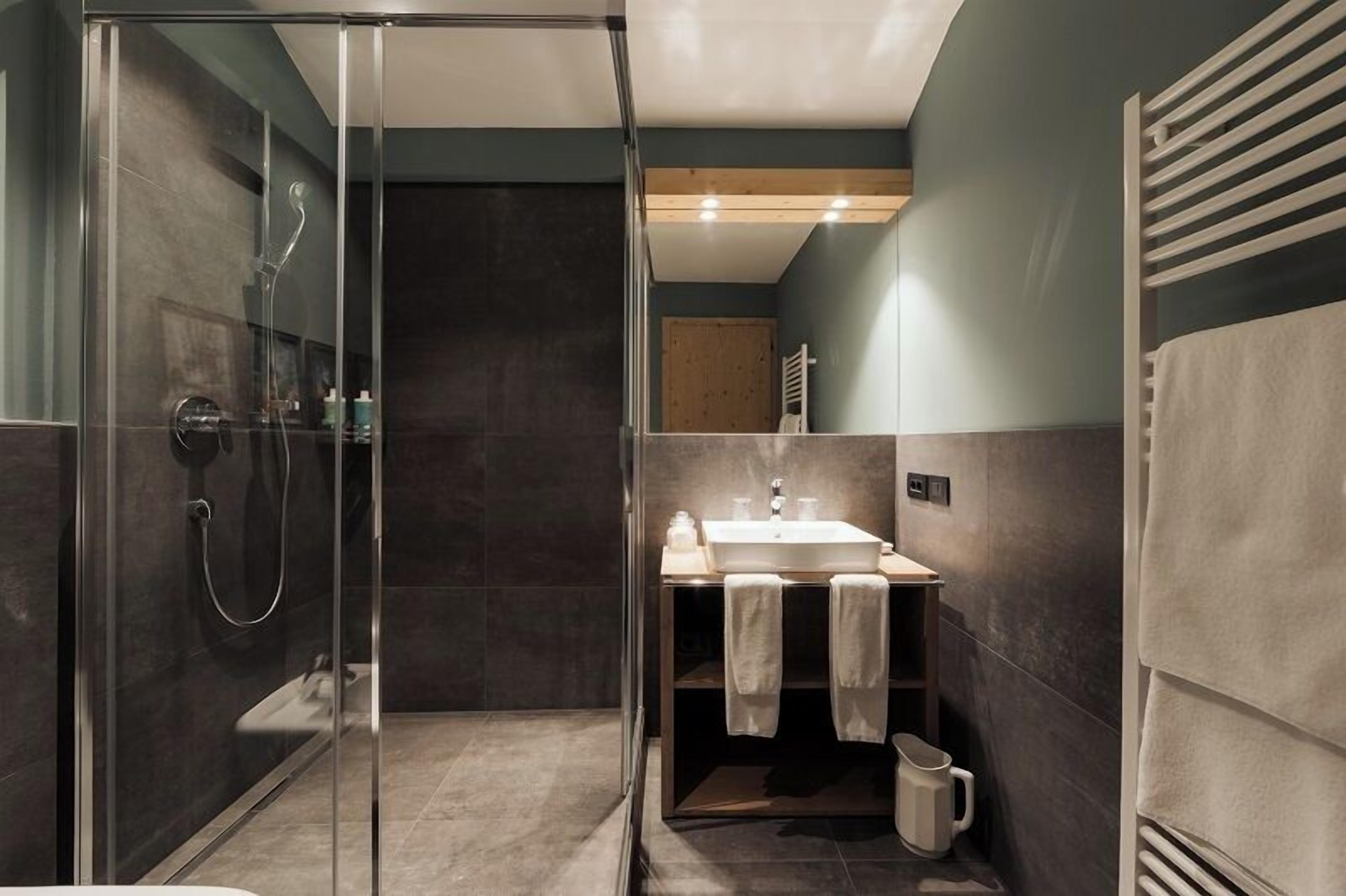 Apartment | Badezimmer | Kostenlose Toilettenartikel, Haartrockner, Handtücher