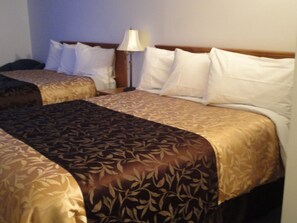 Escritorio, cortinas blackout, cunas gratuitas y wifi gratis