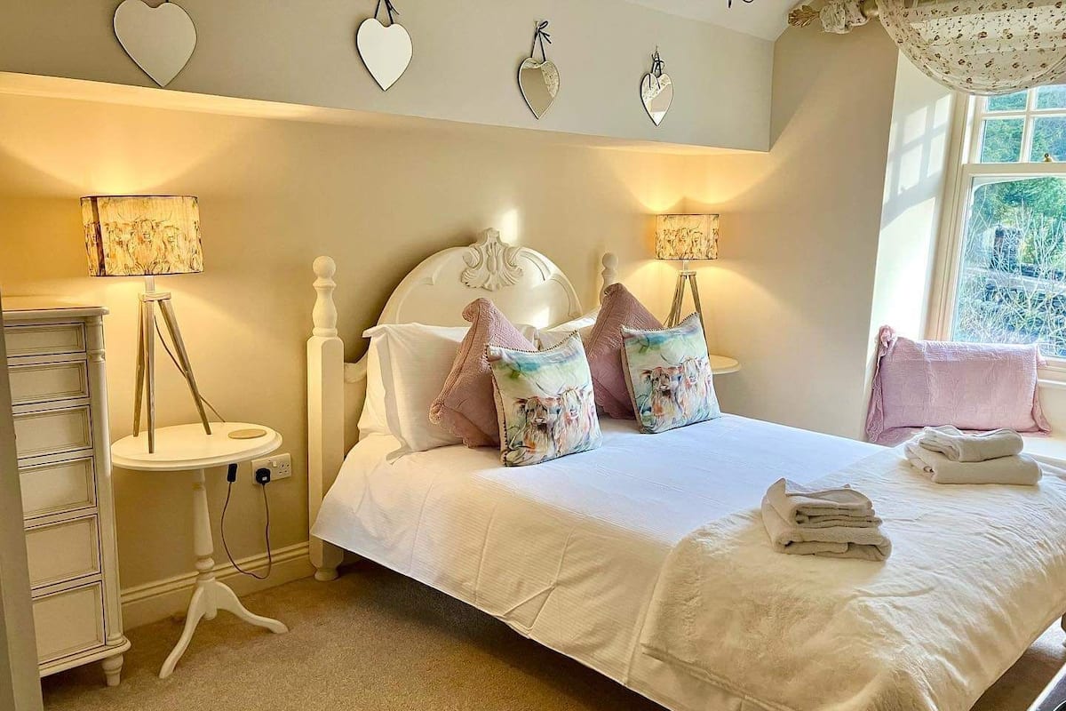 Standard Room, 1 King Bed | Hypo-allergenic bedding, Select Comfort beds, desk, blackout curtains